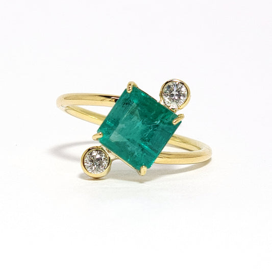 Ring Emerald and Diamonds