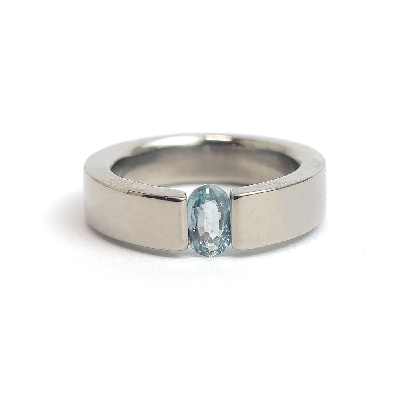 Titanium ring - Light blue Sapphire