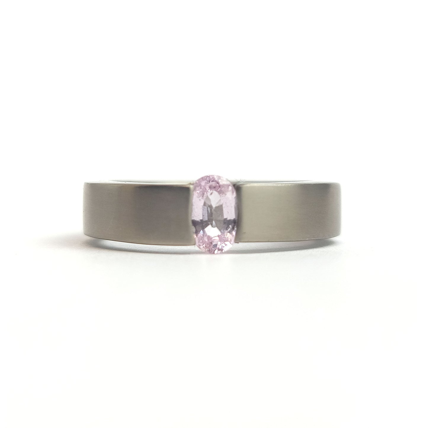 Titanium ring - Light pink Sapphire